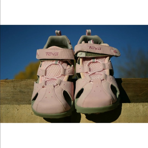 teva shoes retail stores